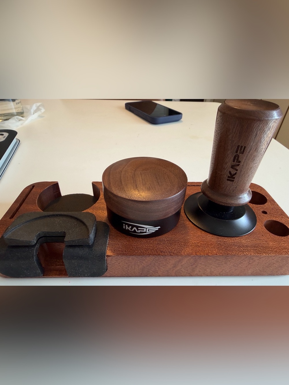 Coffe tamper and coffee distributor